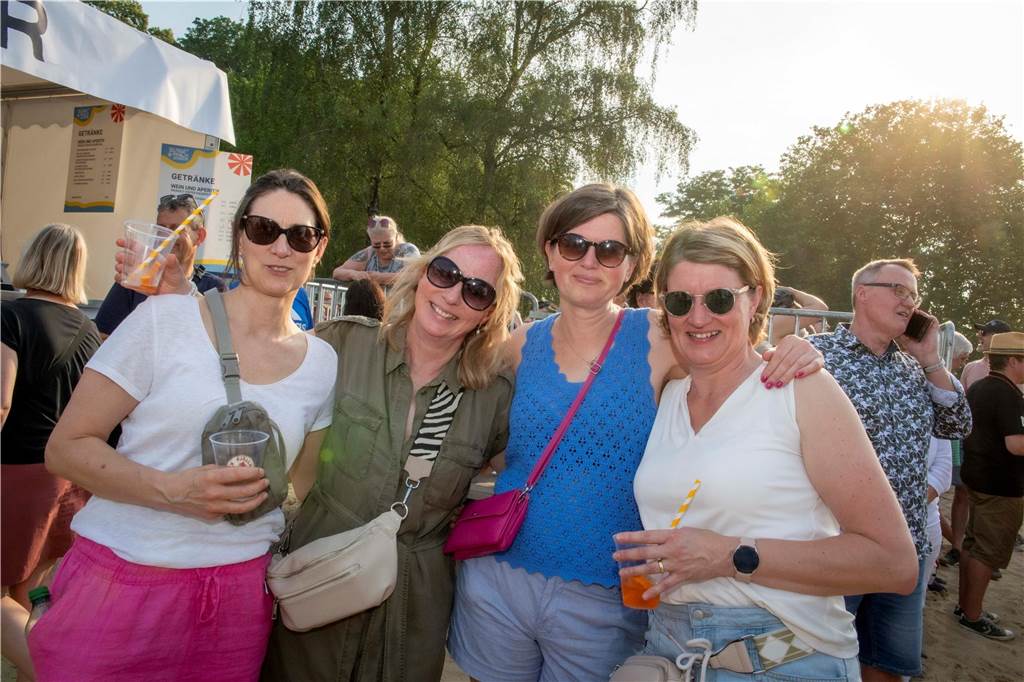 Zum Auftakt des Sunset Beach Festivals gab Toto in Haltern ein begeisterndes Konzert. Tausende Fans waren aus dem Häuschen.