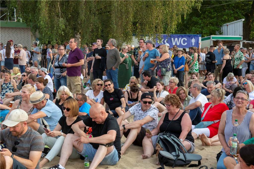 Zum Auftakt des Sunset Beach Festivals gab Toto in Haltern ein begeisterndes Konzert. Tausende Fans waren aus dem Häuschen.