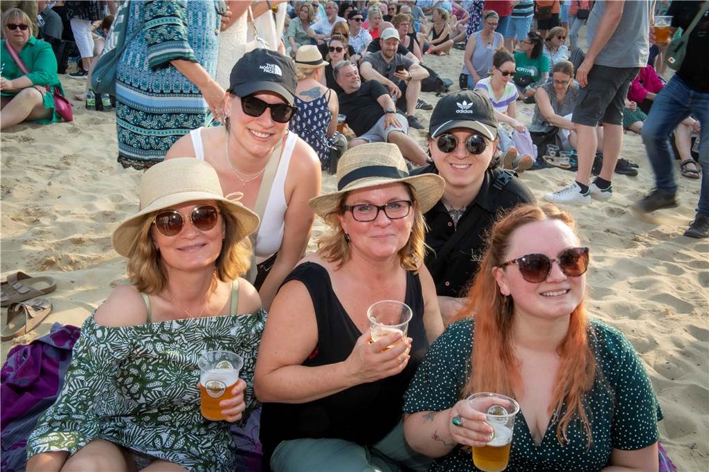Zum Auftakt des Sunset Beach Festivals gab Toto in Haltern ein begeisterndes Konzert. Tausende Fans waren aus dem Häuschen.