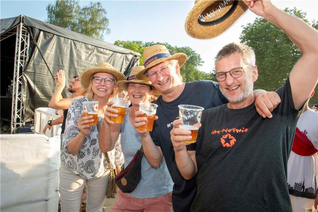 Zum Auftakt des Sunset Beach Festivals gab Toto in Haltern ein begeisterndes Konzert. Tausende Fans waren aus dem Häuschen.