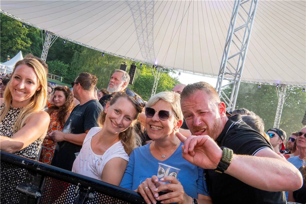 Zum Auftakt des Sunset Beach Festivals gab Toto in Haltern ein begeisterndes Konzert. Tausende Fans waren aus dem Häuschen.