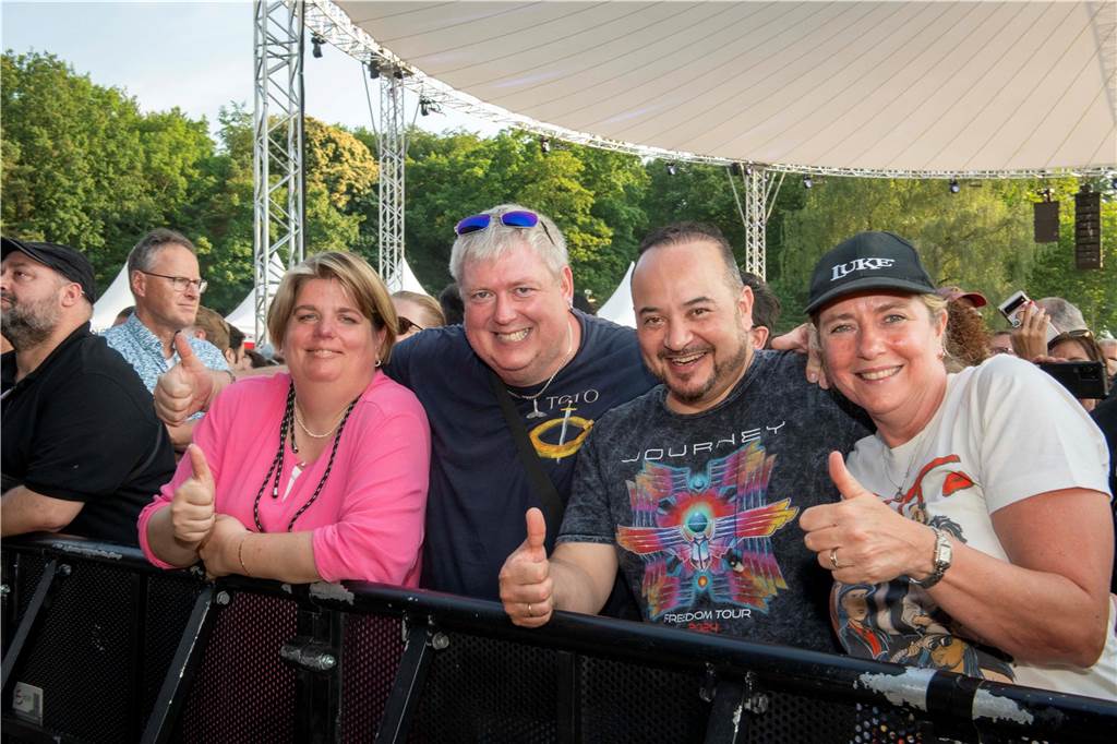 Zum Auftakt des Sunset Beach Festivals gab Toto in Haltern ein begeisterndes Konzert. Tausende Fans waren aus dem Häuschen.