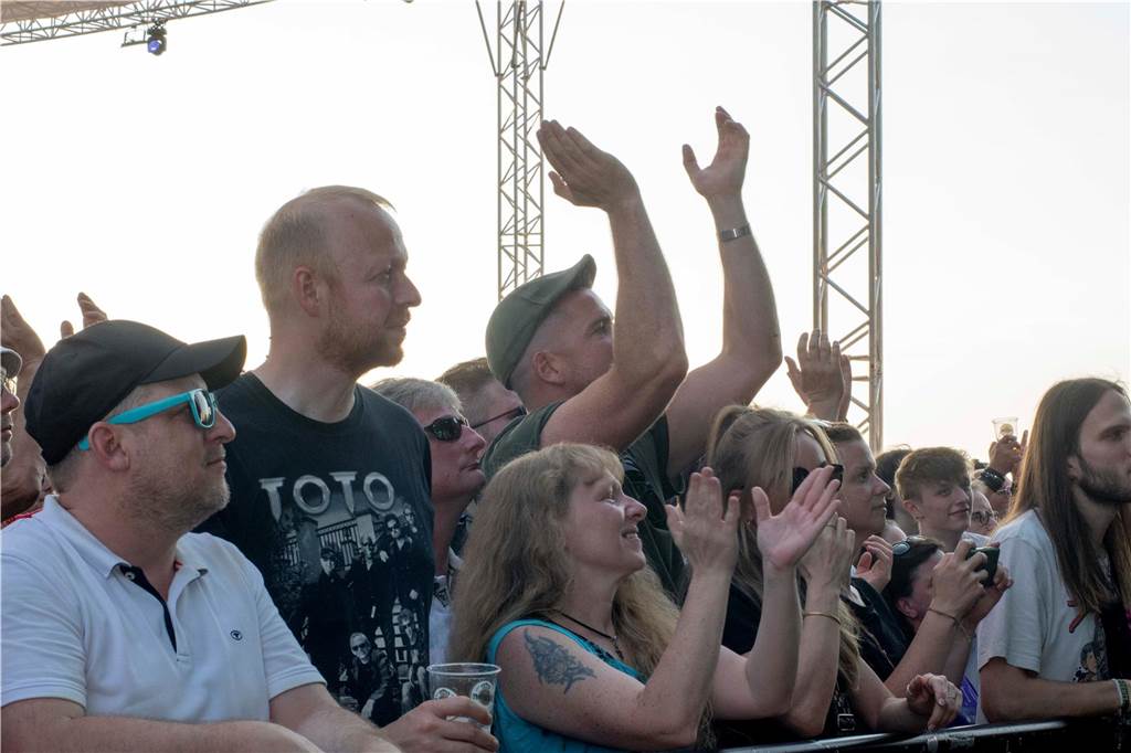 Zum Auftakt des Sunset Beach Festivals gab Toto in Haltern ein begeisterndes Konzert. Tausende Fans waren aus dem Häuschen.