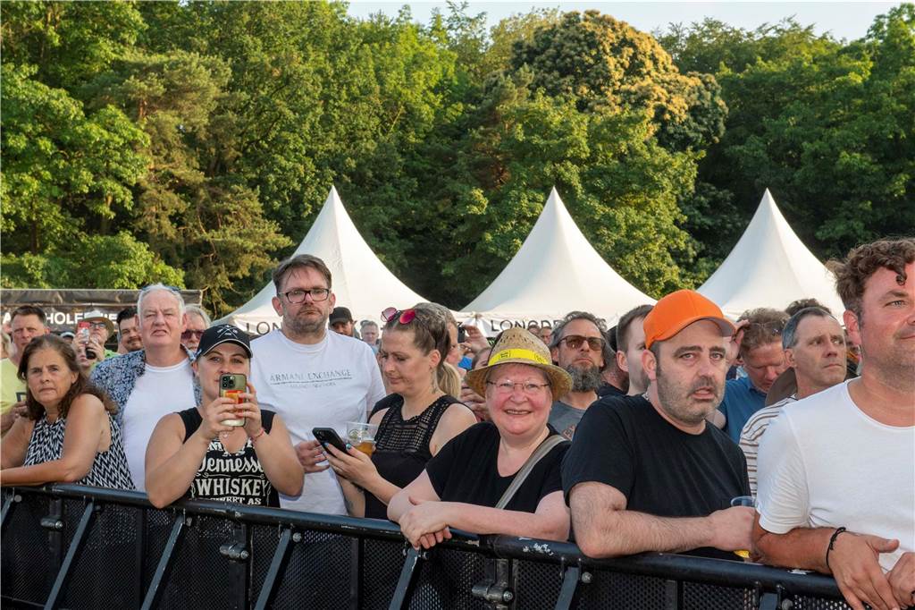 Zum Auftakt des Sunset Beach Festivals gab Toto in Haltern ein begeisterndes Konzert. Tausende Fans waren aus dem Häuschen.