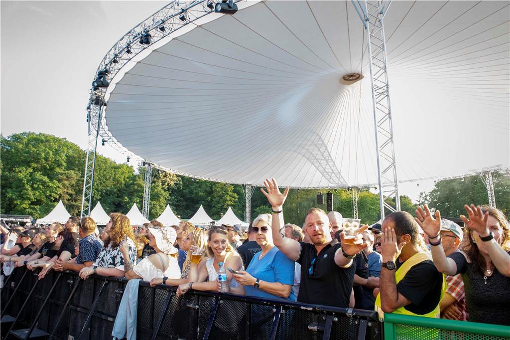 Zum Auftakt des Sunset Beach Festivals gab Toto in Haltern ein begeisterndes Konzert. Tausende Fans waren aus dem Häuschen.