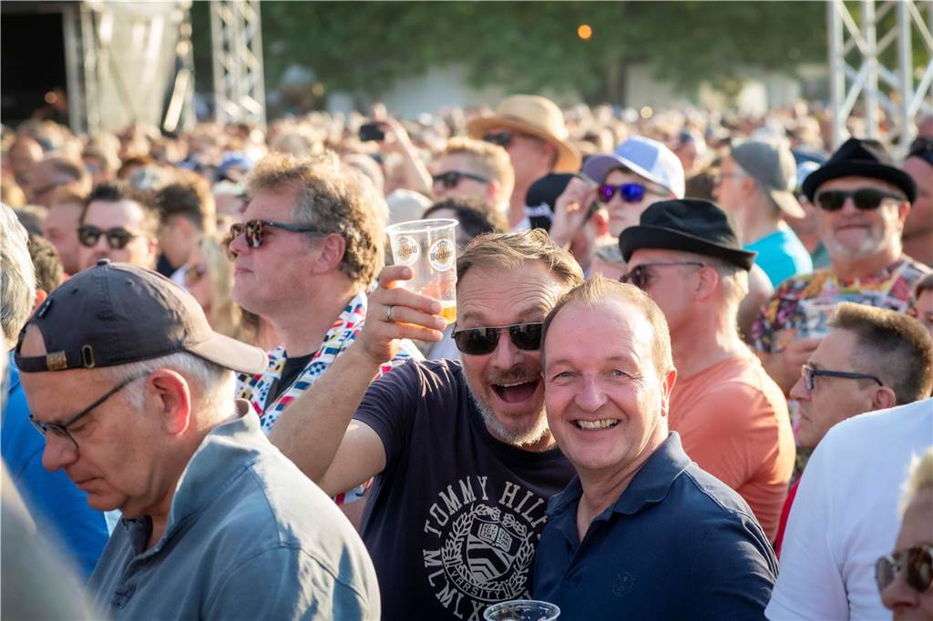 Zum Auftakt des Sunset Beach Festivals gab Toto in Haltern ein begeisterndes Konzert. Tausende Fans waren aus dem Häuschen.