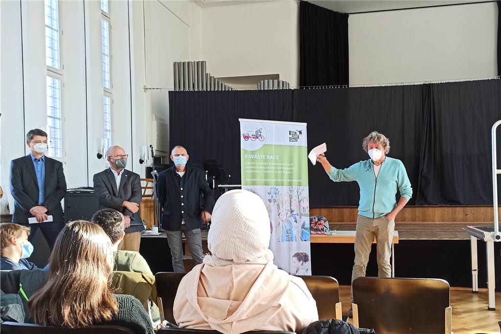 Zum Auftakt des vierwöchigen Wettbewerbs stellten (v.l.) Andreas Hellmich (GWA), Peter Driesch, Fachbereichsleiter Umwelt des Kreises Unna, Andreas Nolte (Aurubis) und Wilhelm Böhm (Schulleitung FSG) der Klasse 6d das Projekt vor.