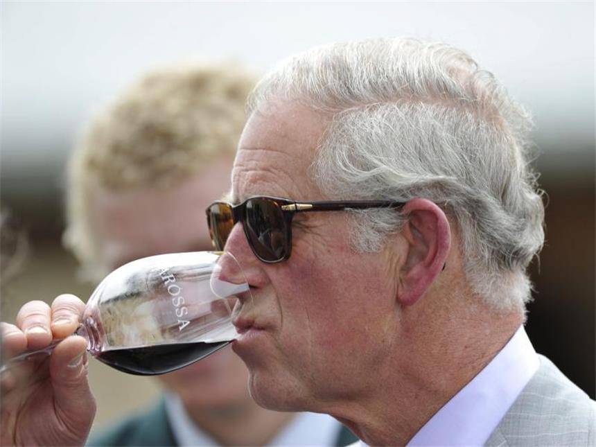 Prinz Charles und Camilla starten Australientour Zum Auftakt ein Gläschen Rotwein: Prinz Charles und seine Frau Camilla haben ihren Australienbesuch in der Weinregion Barossa bei Adelaide begonnen. Foto: David Mariuz