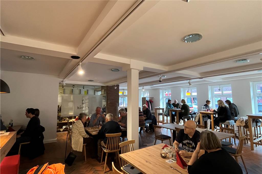 Viele Besucher am ersten Tag: Café Köstlich öffnet seine Türen Zum Auftakt war im Café Köstlich einiges los.