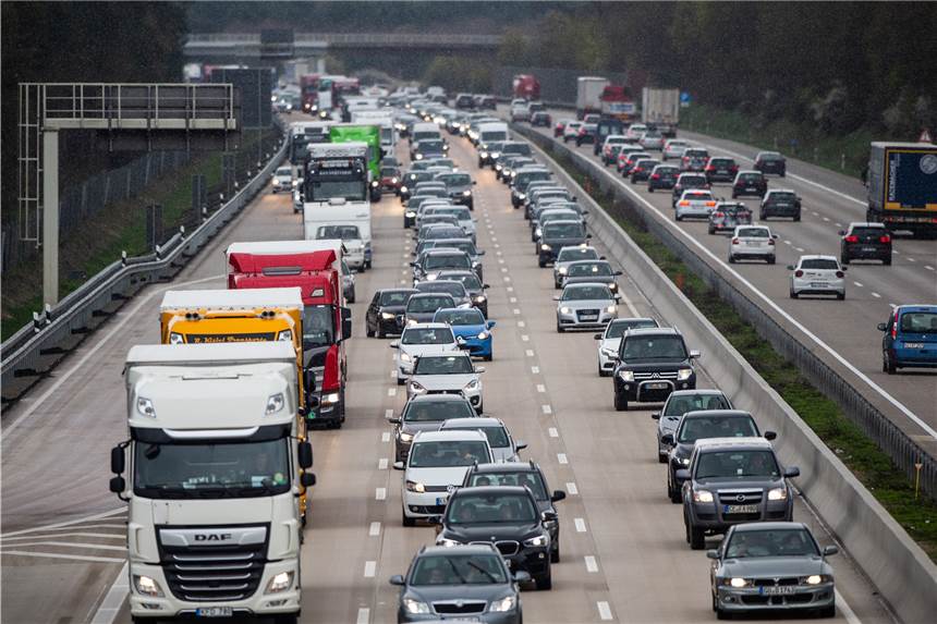 Osterferien: Auf vielen Autobahnen in NRW drohen Staus – A1 zwei Mal voll gesperrt Stau auf einer Autobahn