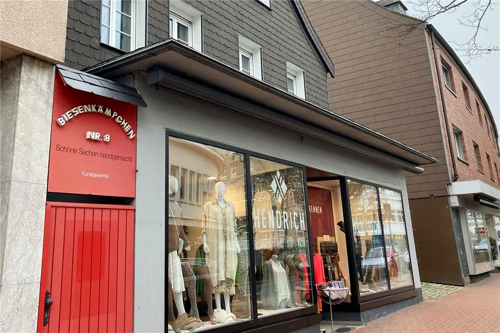Markantes Fachwerkhaus in der Castroper Altstadt wird jetzt verkauft Zum Biesenkamp hin liegt der eingeschossige Anbau, in dem derzeit Simone Hendrich ihre Strumpfboutique betreibt