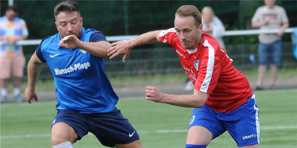 Allererstes Derby zwischen FC Castrop-Rauxel und FC Frohlinde ist Familientreffen mit Brisanz Zum bislang erst zweiten Mal standen sich auf dem Feld der FC Castrop-Rauxel, hier mit Markus Scherff (r) und der FC Frohlinde (l/Mehmet Ayaz) im Juli 2021 in einem Testspiel gegenüber. Castrop-Rauxel siegte mit 3:0.