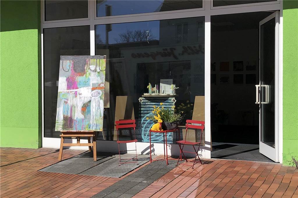 Erster Mieter im Pop-up-Store ist der letzte: Stadt hält an Idee fest Zum Blickfang auch von außen ist der Pop-up-Store geworden.