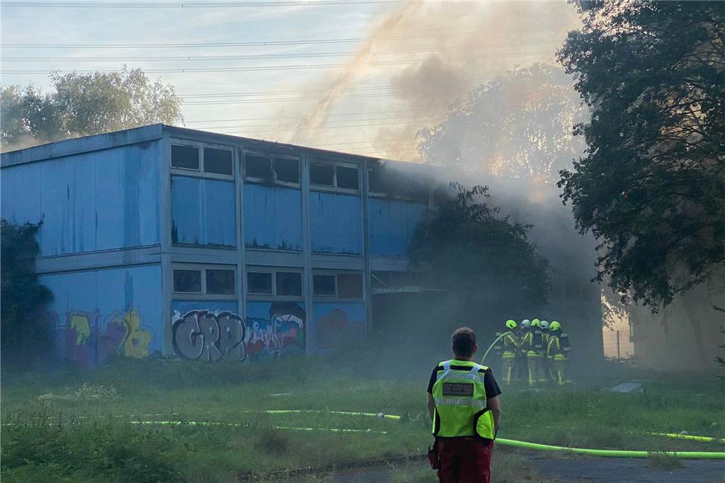 Ermittler haben Vermutung zur Brandursache Zum Brandeinsatz an der Fridtjof-Nansen-Realschule ging es für die Feuerwehr am Donnerstag um 17.45 Uhr und in der Nacht zu Freitag gegen 4.20 Uhr. Der Container-Trakt, der lange leer steht, brannte aus.