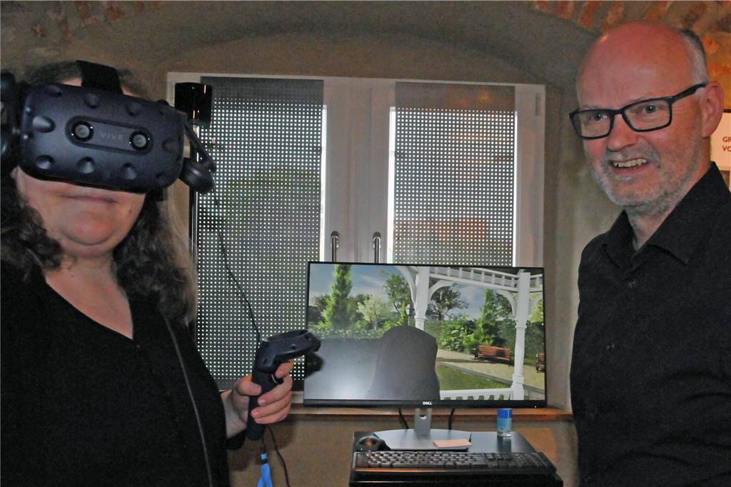 Anna-Lena Haget (l.) mit VR-Brille und Bernhard Laukötter der Vorsitzende des Asbecker Heimatvereins.