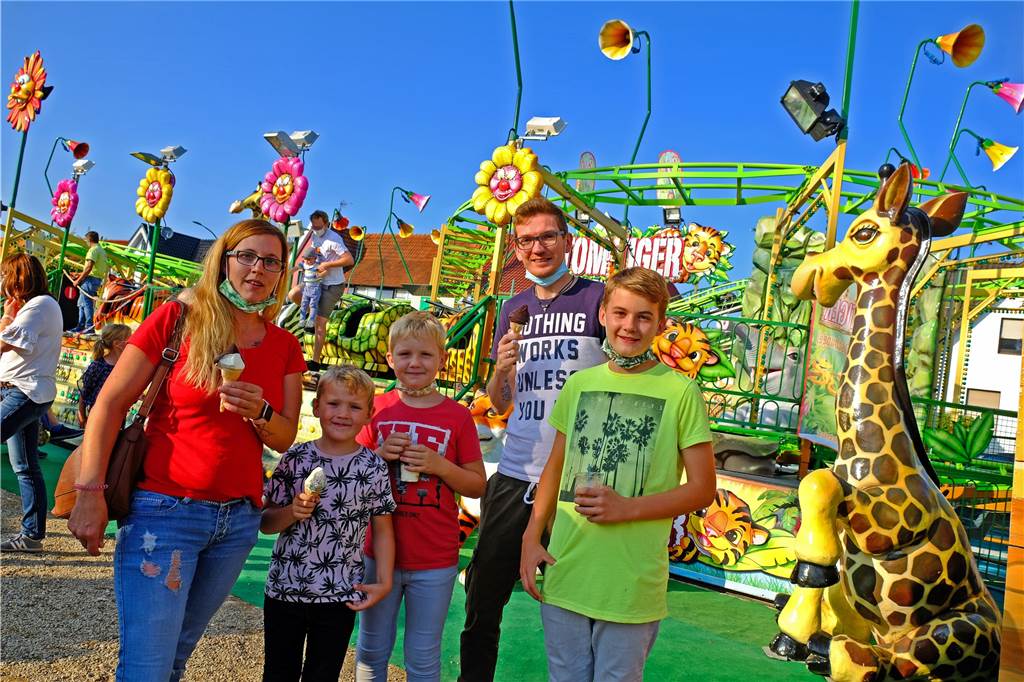 Vredener feiern ihre „Kirmes“: Es ist laut, es ist bunt, es ist schön Zum dritten Mal auf dem Rummel: Jasmin und Denis Brast mit Danielo, Noah und Marlon.