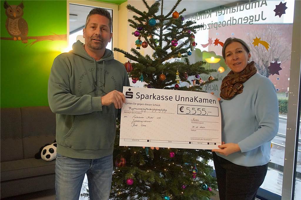 In dunklen Zeiten spenden: Wie man seinen Verlust für den guten Zweck nutzt Björn Henning übergibt seine gesammelten Spenden an Nadine Franke vom Ambulanten Kinder- und Jugendhospizdienst Kreis Unna.