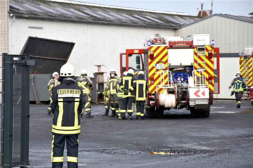 Zum Einsatz an der Barler Straße waren Kräfte der Feuer- und Rettungswache, sowie Mitglieder der Löschzüge Ahaus und Wüllen der Freiwilligen Feuerwehr ausgerückt. Den Brand in der Heizungsanlage hatten sie schnell im Griff. 