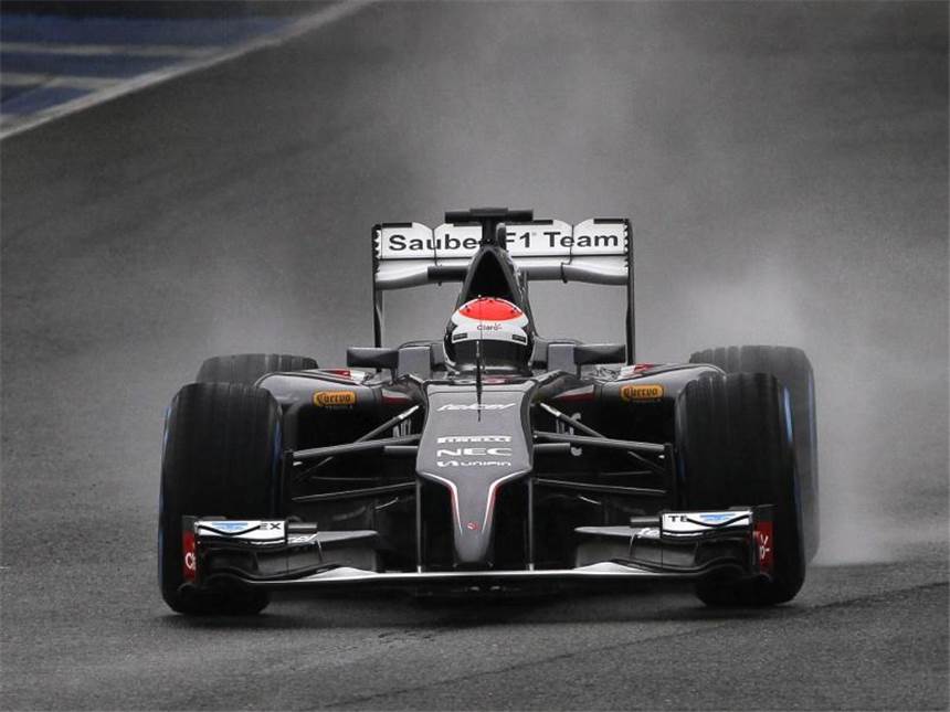 Silberpfeil zuverlässig - Red Bull bricht wieder ab Zum Einstand demolierte Adrian Sutil den neuen Sauber C33 in Jerez. Foto: Roman Rios