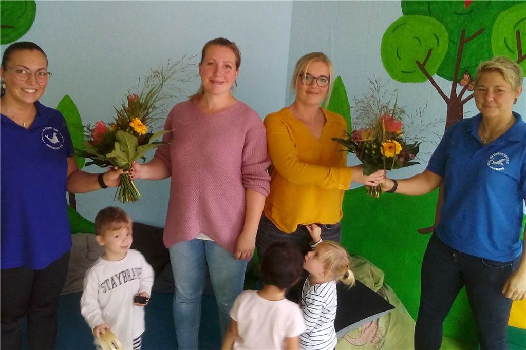 Kinderpflegestelle „Lummerland“ ist ins eks gezogen Zum Einstand gab es von Maryna Urban (l.) und Christiane Bartel (r.) Blumen für Stephanie Kublun (2.v.l.) und Liena Kriegler (2.v.r.).