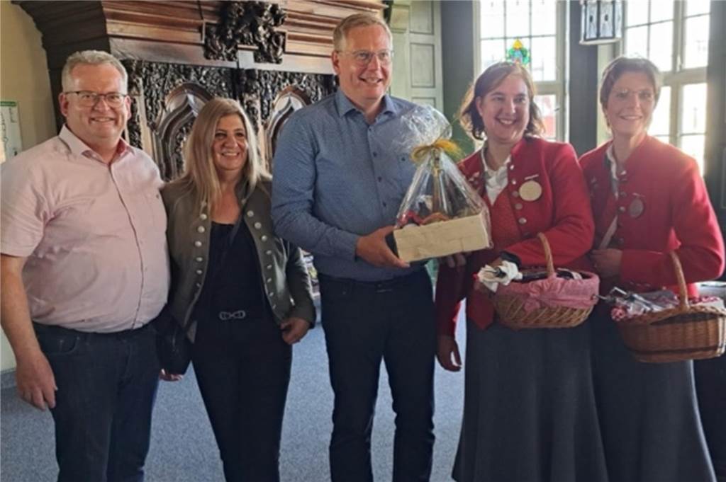 Raesfelder Kappesmarkt zwischen Tradition und Genuss Zum Empfang in Marne geladen: mit Bürgermeister aus Raesfeld Martin Tesing, Ortsmarketing Vorsitzender Maria Kowalsky, Bürgermeister aus Marne Lorenz Matzen, Kappeskönigin Melanie I. Stenkamp, Kappesprinzessin Birgitt I. Grotendorst.