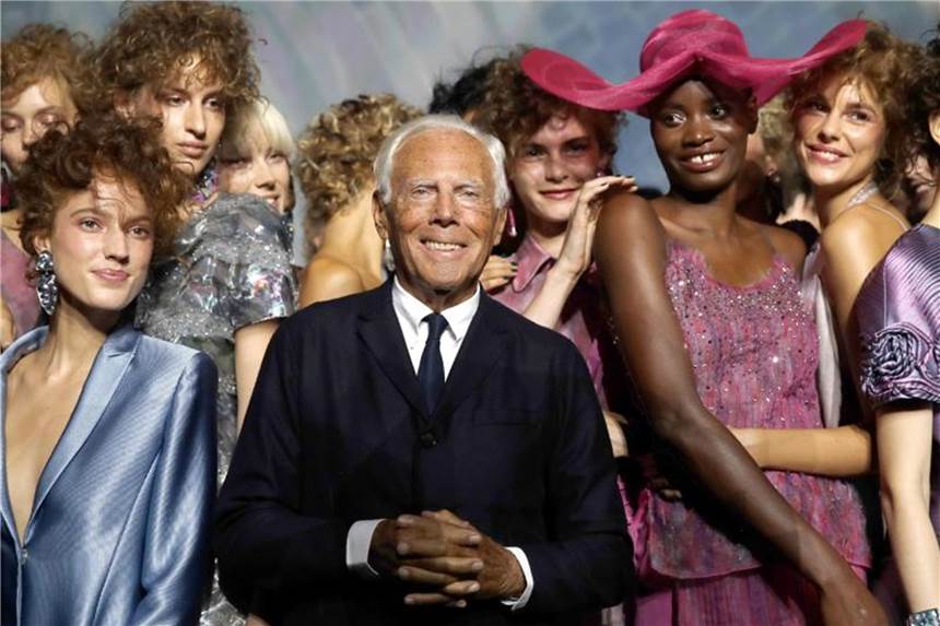 Finale der Mailänder Modewoche: Die pure Lebensfreude Zum Ende der Modewoche schwelgte Giorgio Armani in Mustern und Farben. Foto: Luca Bruno/AP