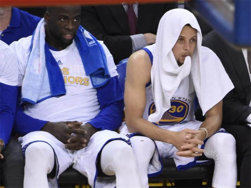 Warriors stolpern auf dem Weg zum NBA-Rekord Zum Ende der regulären Saison fehlt Stephen Curry & Co. auf einmal die Leichtigkeit. Foto: John G. Mabanglo