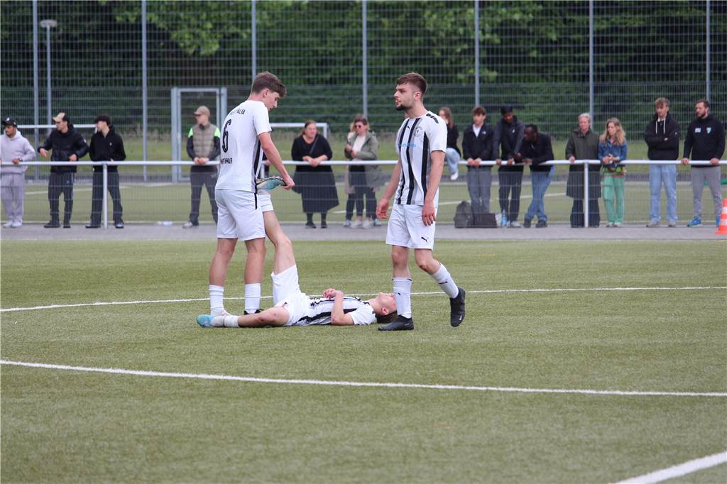 Westfalia Wethmar gewinnt Hinspiel der Relegation : 2:1 Erfolg in Kinderhaus Zum Ende des Spiels hatten reihenweise Spieler mit Krämpfen zu kämpfen
