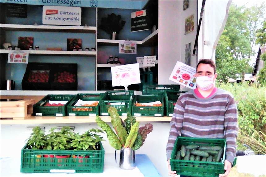 Auf Gut Königsmühle gibt es wieder erntefrisches Bio-Gemüse Zum erntefrischen Gemüse am Verkaufswagen gehören aktuell Gurken, Lauchzwiebeln, Mangold, Zucchini, Paprika, Kräuter und eine große Auswahl an Tomaten.
