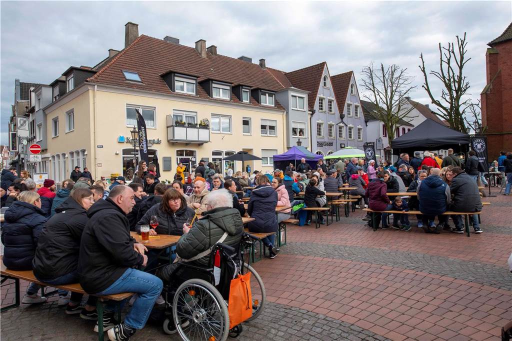 Zum ersten Feierabendmarkt unter freiem Himmel in diesem Jahr kamen viele Halterner auf den Marktplatz.