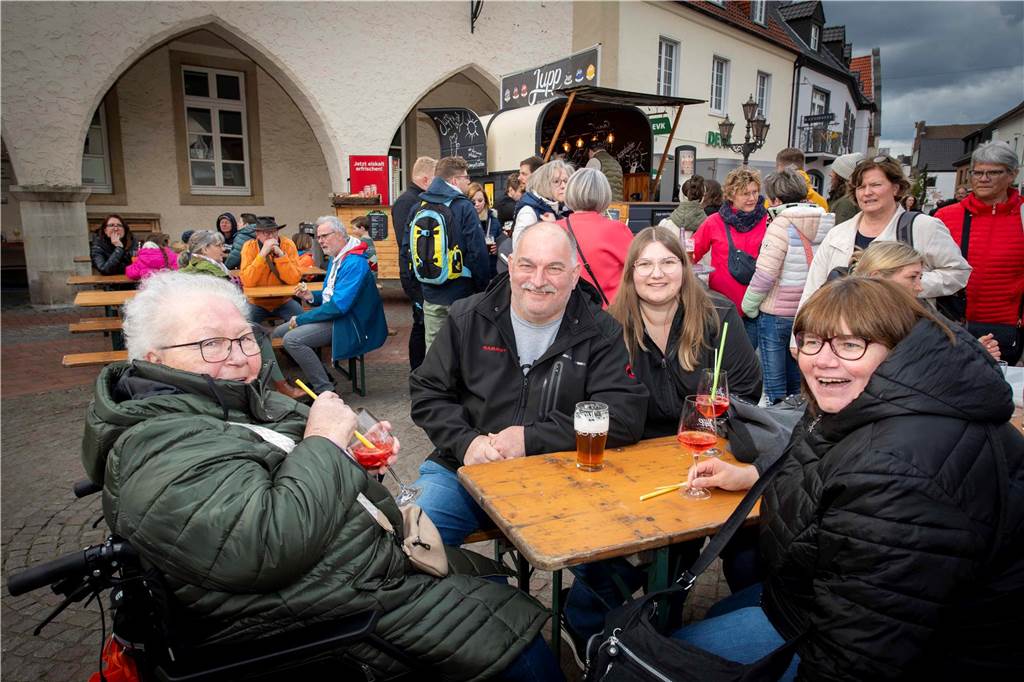 Zum ersten Feierabendmarkt unter freiem Himmel in diesem Jahr kamen viele Halterner auf den Marktplatz.