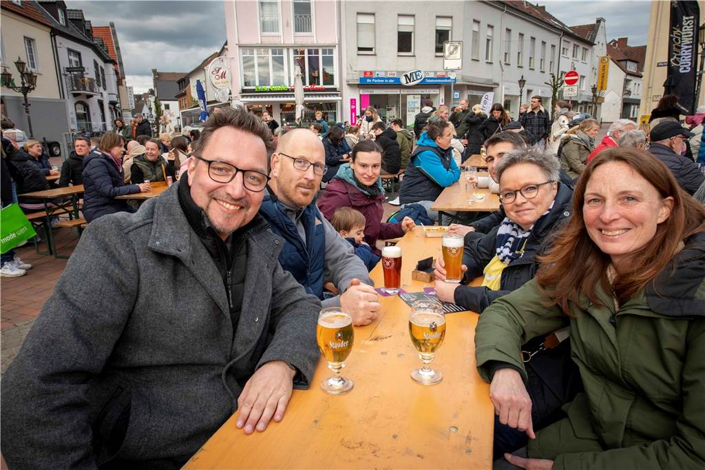 Zum ersten Feierabendmarkt unter freiem Himmel in diesem Jahr kamen viele Halterner auf den Marktplatz.