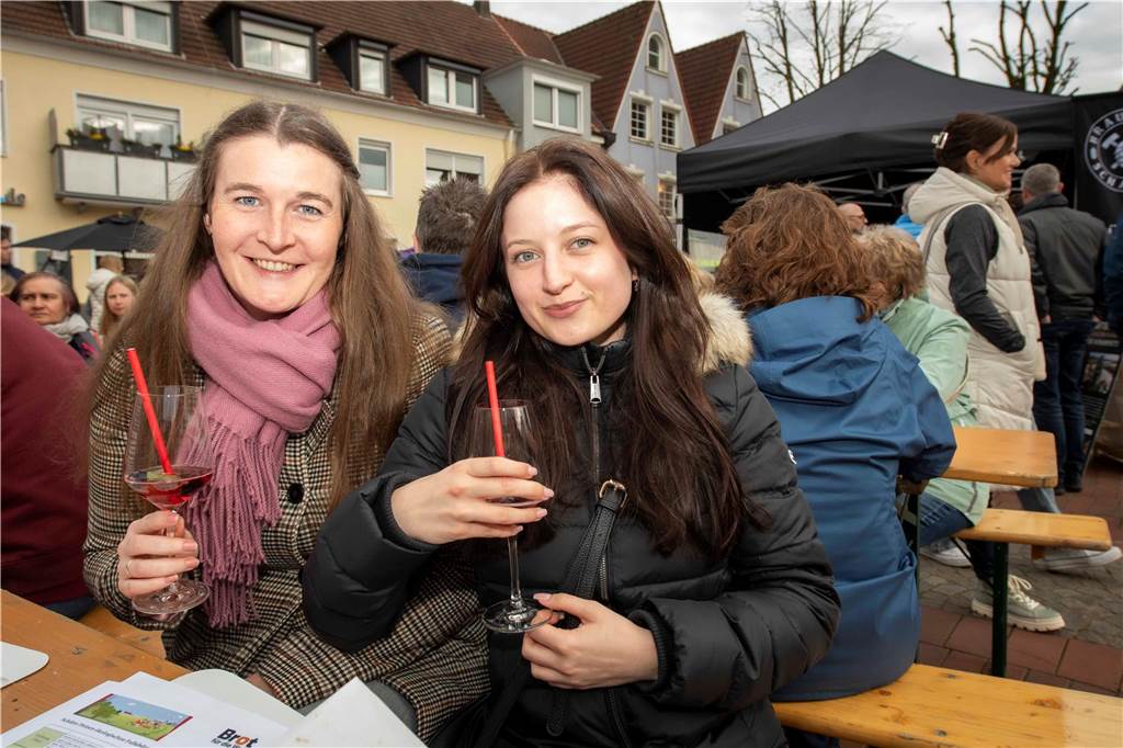 Zum ersten Feierabendmarkt unter freiem Himmel in diesem Jahr kamen viele Halterner auf den Marktplatz.