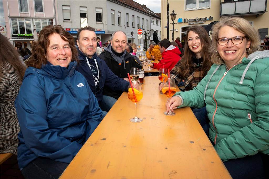 Zum ersten Feierabendmarkt unter freiem Himmel in diesem Jahr kamen viele Halterner auf den Marktplatz.