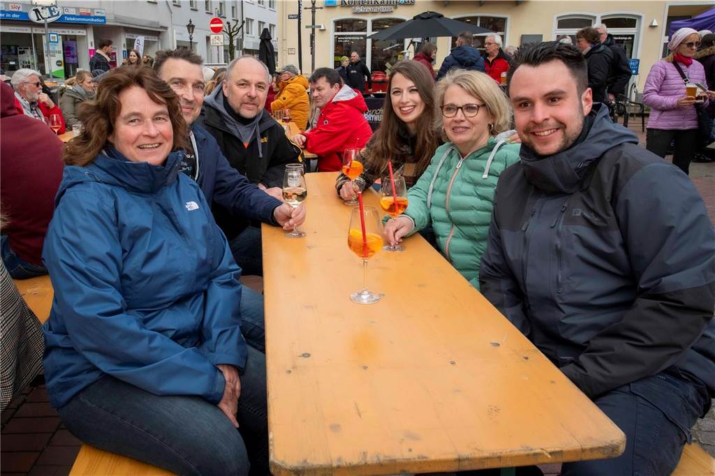 Zum ersten Feierabendmarkt unter freiem Himmel in diesem Jahr kamen viele Halterner auf den Marktplatz.