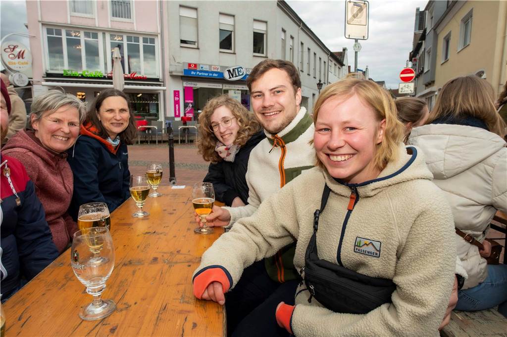 Zum ersten Feierabendmarkt unter freiem Himmel in diesem Jahr kamen viele Halterner auf den Marktplatz.