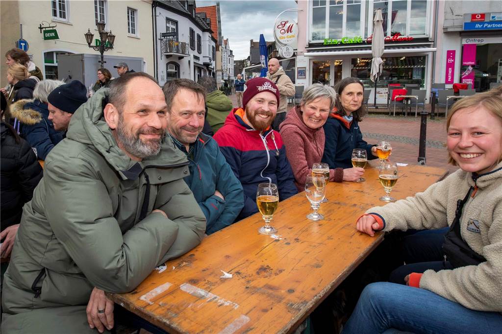Zum ersten Feierabendmarkt unter freiem Himmel in diesem Jahr kamen viele Halterner auf den Marktplatz.