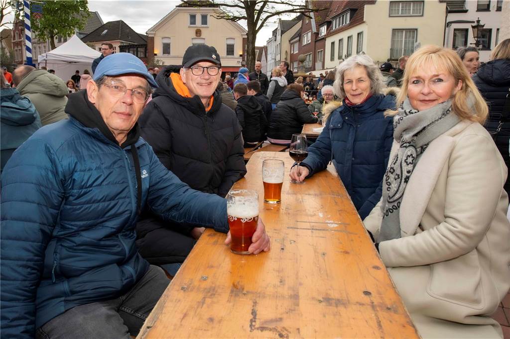 Zum ersten Feierabendmarkt unter freiem Himmel in diesem Jahr kamen viele Halterner auf den Marktplatz.