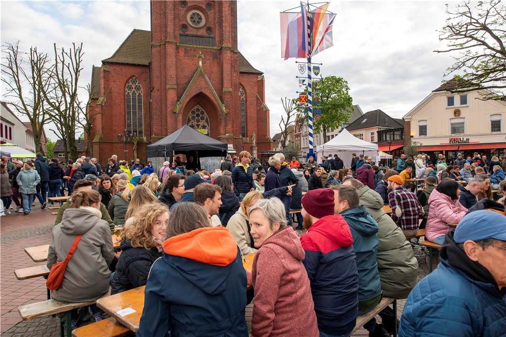 Zum ersten Feierabendmarkt unter freiem Himmel in diesem Jahr kamen viele Halterner auf den Marktplatz.