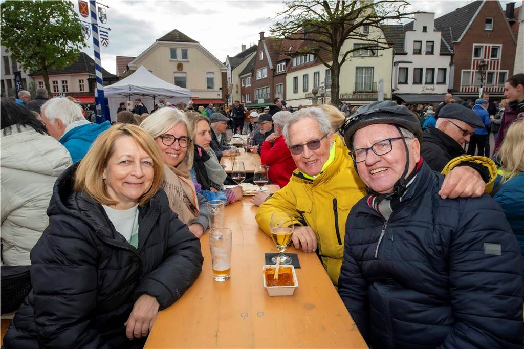Zum ersten Feierabendmarkt unter freiem Himmel in diesem Jahr kamen viele Halterner auf den Marktplatz.