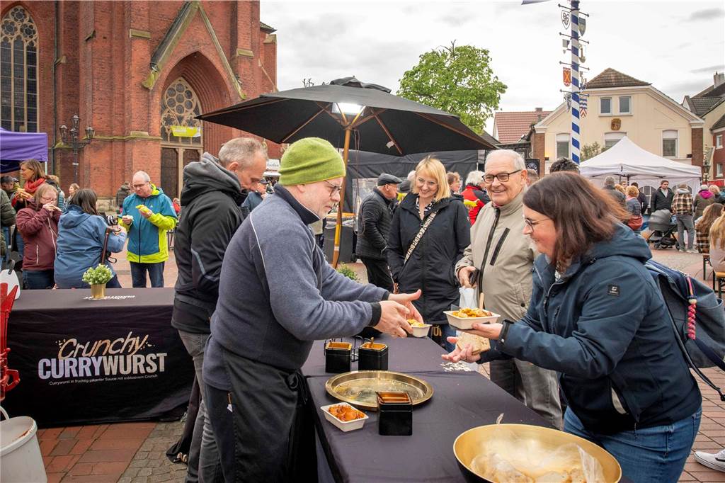 Zum ersten Feierabendmarkt unter freiem Himmel in diesem Jahr kamen viele Halterner auf den Marktplatz.