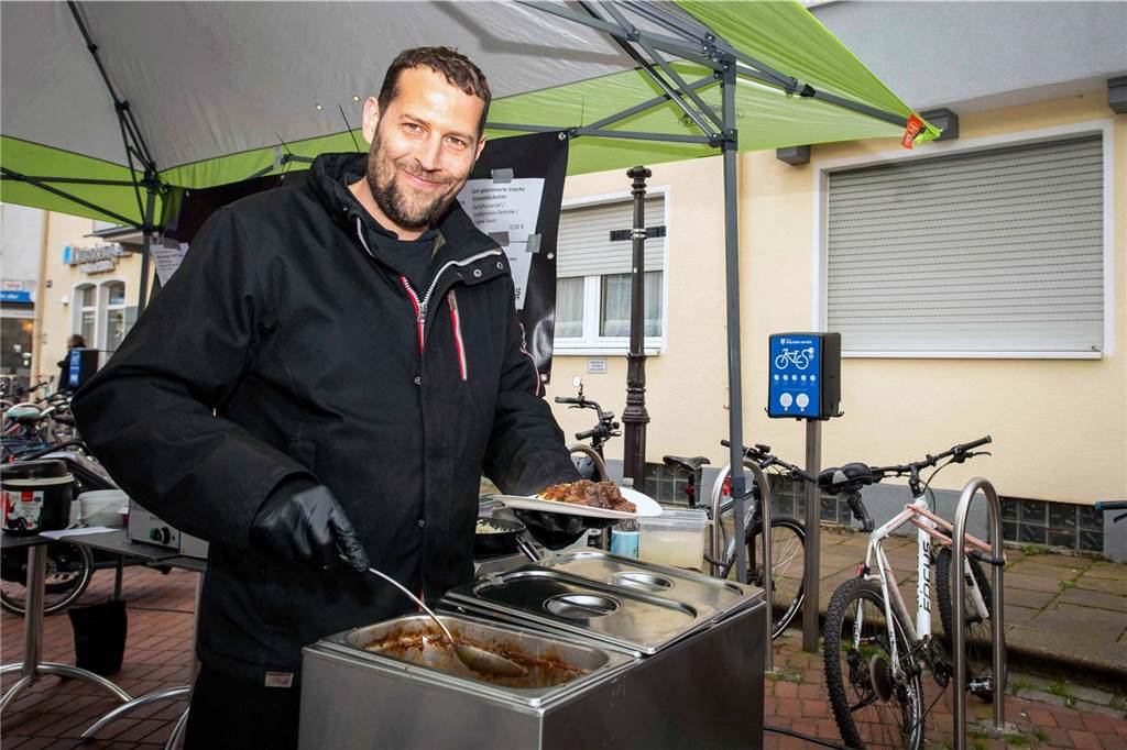 Zum ersten Feierabendmarkt unter freiem Himmel in diesem Jahr kamen viele Halterner auf den Marktplatz.