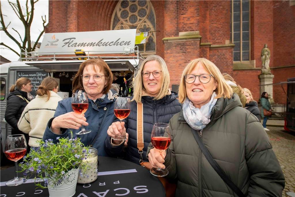 Zum ersten Feierabendmarkt unter freiem Himmel in diesem Jahr kamen viele Halterner auf den Marktplatz.