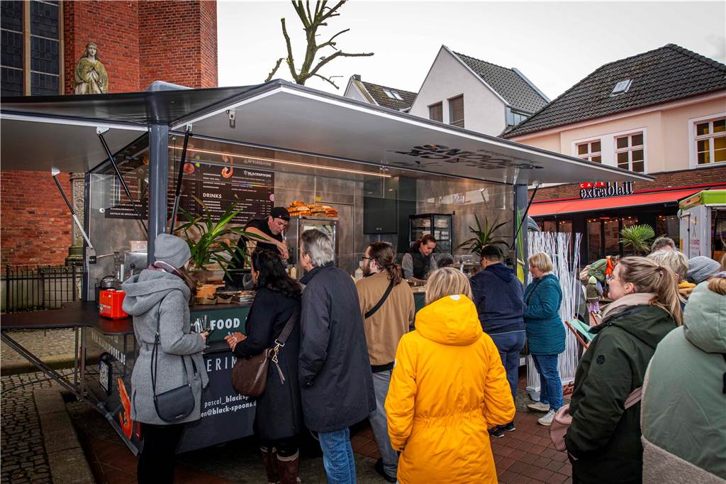 Zum ersten Feierabendmarkt unter freiem Himmel in diesem Jahr kamen viele Halterner auf den Marktplatz.