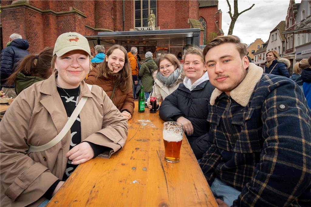 Zum ersten Feierabendmarkt unter freiem Himmel in diesem Jahr kamen viele Halterner auf den Marktplatz.