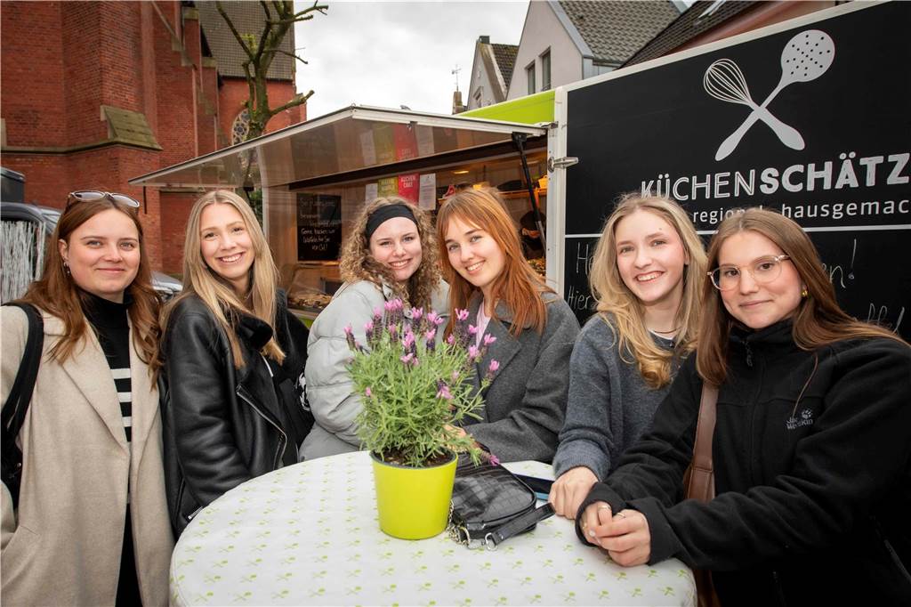 Zum ersten Feierabendmarkt unter freiem Himmel in diesem Jahr kamen viele Halterner auf den Marktplatz.