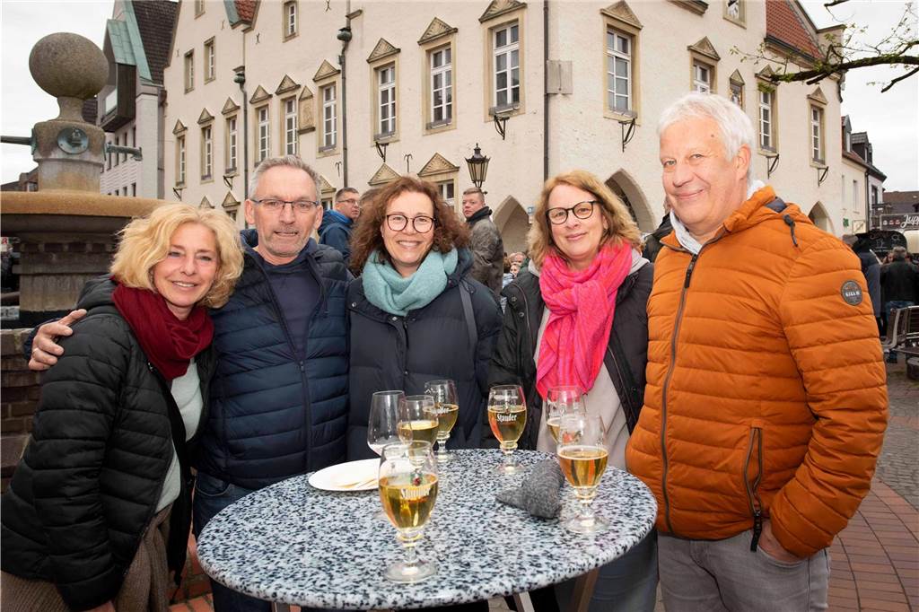 Zum ersten Feierabendmarkt unter freiem Himmel in diesem Jahr kamen viele Halterner auf den Marktplatz.