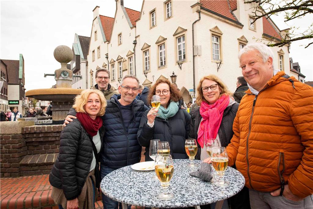 Zum ersten Feierabendmarkt unter freiem Himmel in diesem Jahr kamen viele Halterner auf den Marktplatz.
