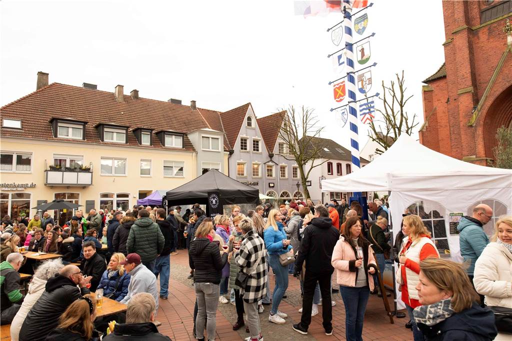 Zum ersten Feierabendmarkt unter freiem Himmel in diesem Jahr kamen viele Halterner auf den Marktplatz.