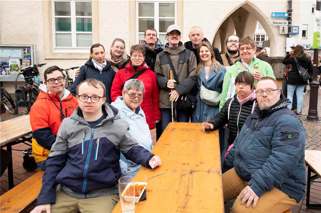 Zum ersten Feierabendmarkt unter freiem Himmel in diesem Jahr kamen viele Halterner auf den Marktplatz.
